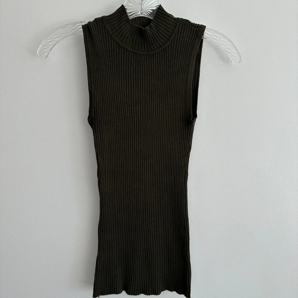 Hooked Up By I.O.T Sleeveless Turtleneck Ribbed Top in Green / Khaki Extra Small